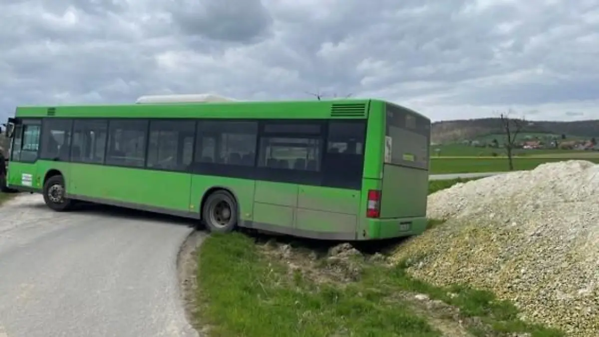 Steckengebliebener Linienbus.