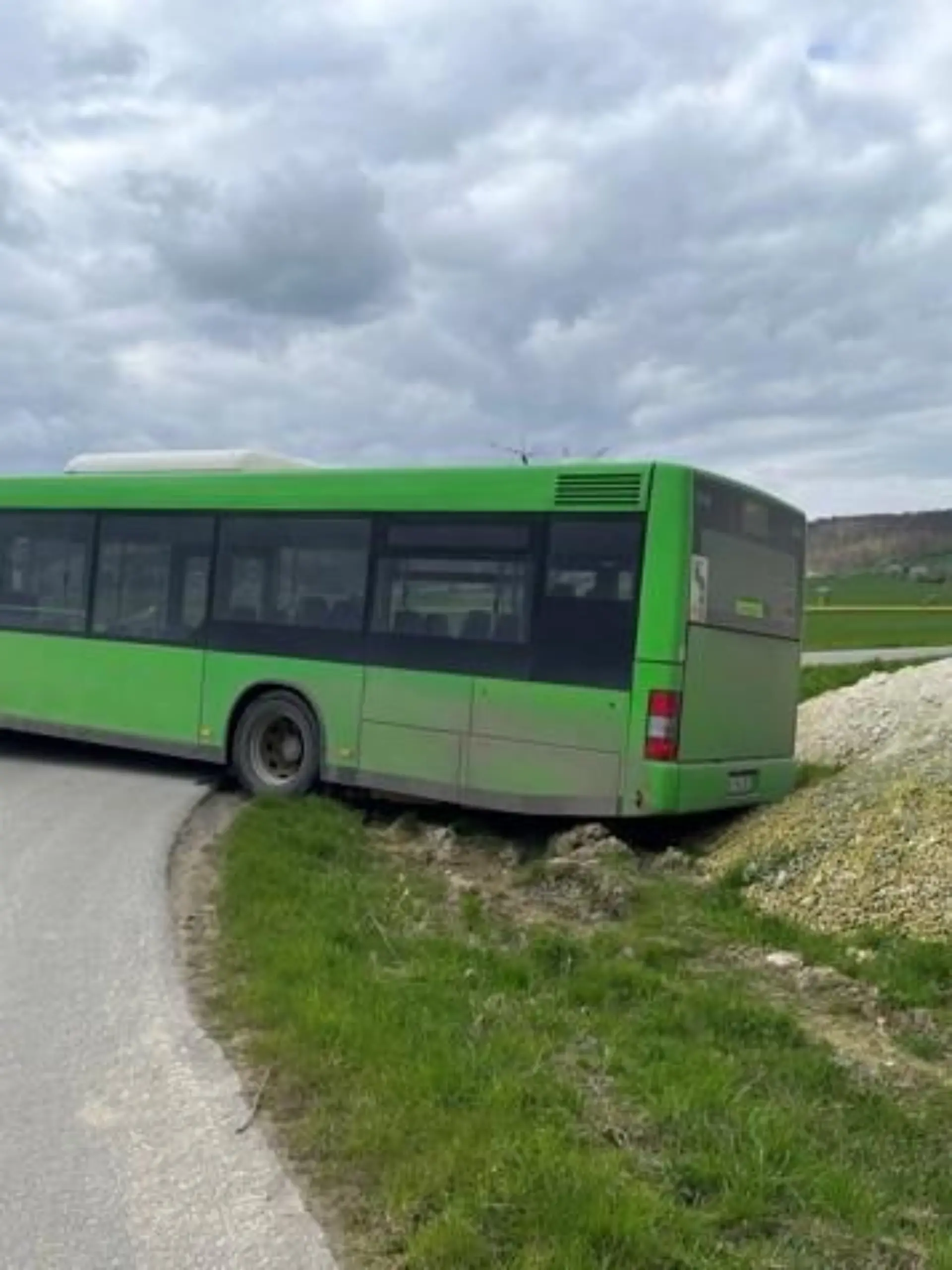 Steckengebliebener Linienbus.