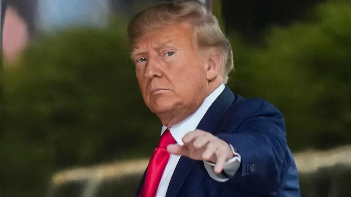 ARCHIV - 03.04.2023, USA, New York: Donald Trump, ehemaliger Präsident der USA, gestikuliert, als er im Trump Tower in New York ankommt. Ein Zivilprozess wegen eines Vergewaltigungsvorwurfs gegen Donald Trump hat in Abwesenheit des früheren US-Präsidenten begonnen. Die US-Autorin Carroll wirft Trump vor, er habe sie Mitte der 1990er Jahre in einem New Yorker Kaufhaus vergewaltigt. Foto: Bryan Woolston/AP/dpa +++ dpa-Bildfunk +++