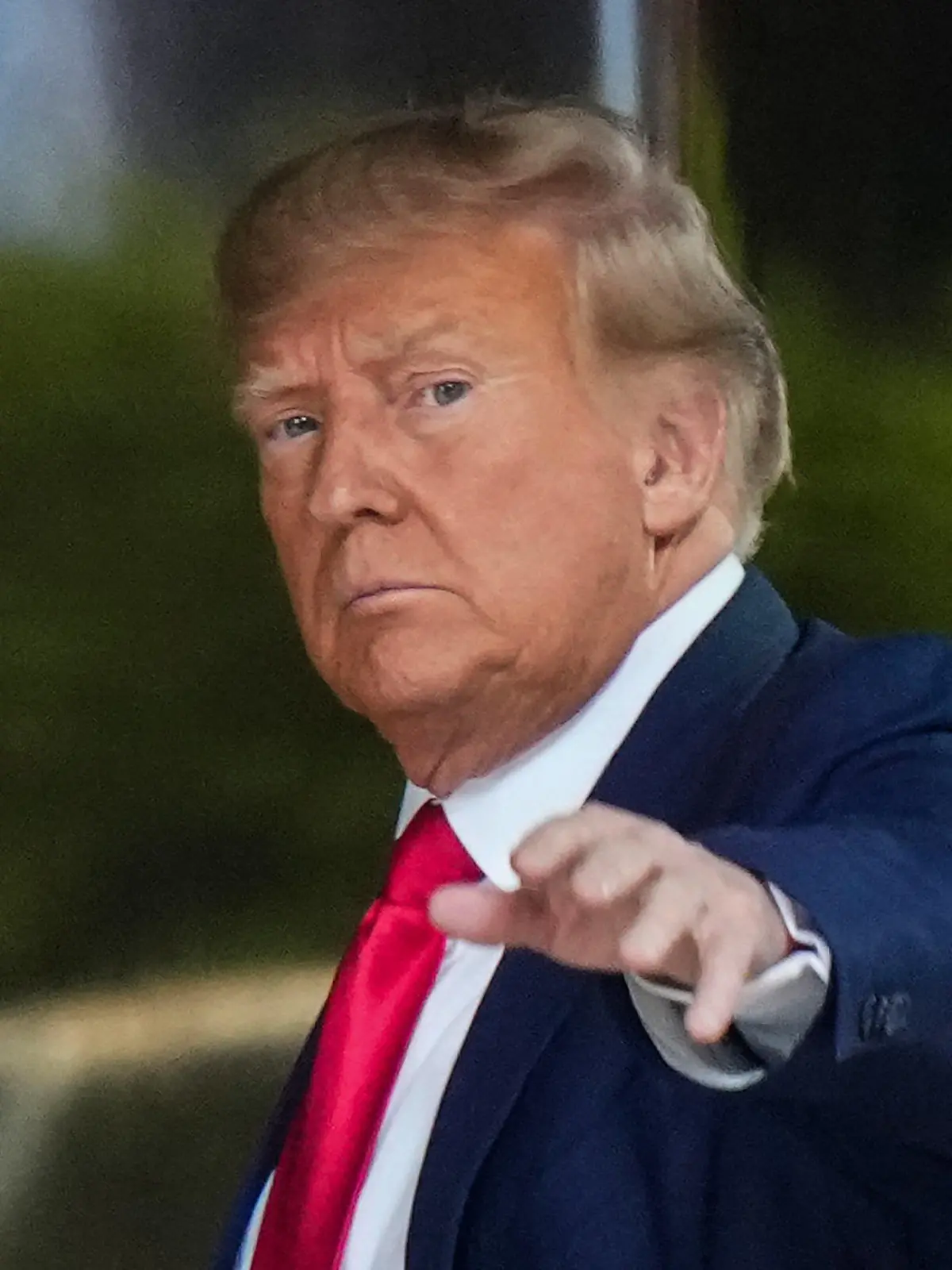 ARCHIV - 03.04.2023, USA, New York: Donald Trump, ehemaliger Präsident der USA, gestikuliert, als er im Trump Tower in New York ankommt. Ein Zivilprozess wegen eines Vergewaltigungsvorwurfs gegen Donald Trump hat in Abwesenheit des früheren US-Präsidenten begonnen. Die US-Autorin Carroll wirft Trump vor, er habe sie Mitte der 1990er Jahre in einem New Yorker Kaufhaus vergewaltigt. Foto: Bryan Woolston/AP/dpa +++ dpa-Bildfunk +++