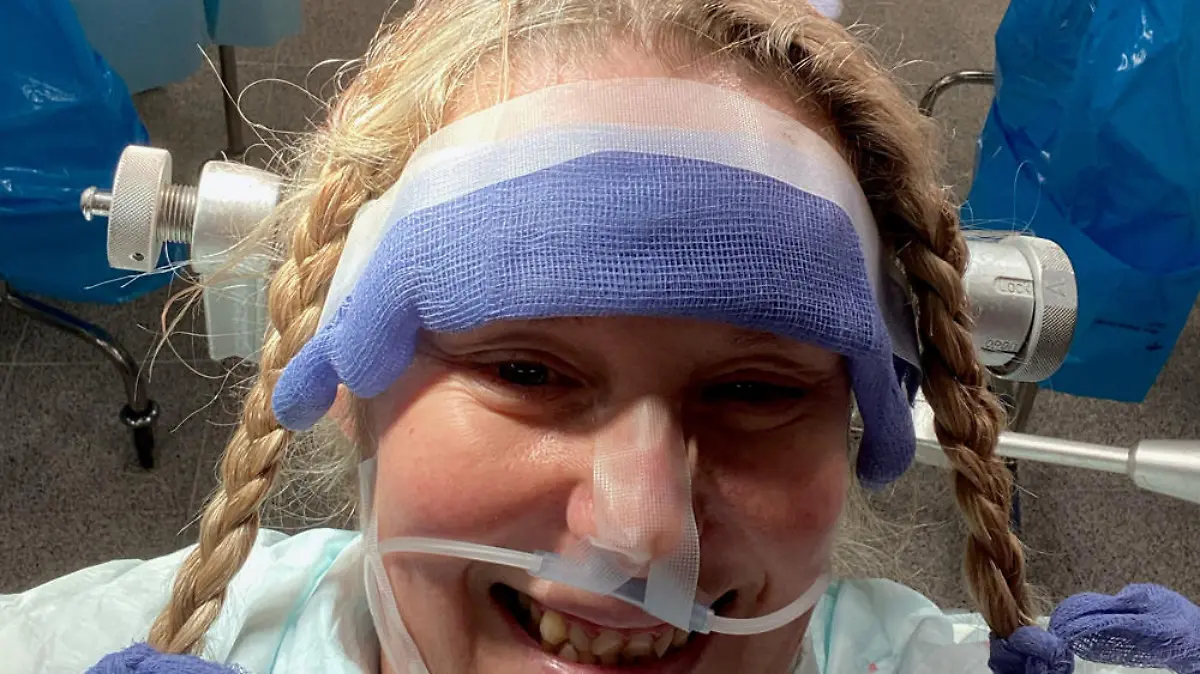 Charlotte Hughes macht ein Selfie von sich in OP-Gewand.