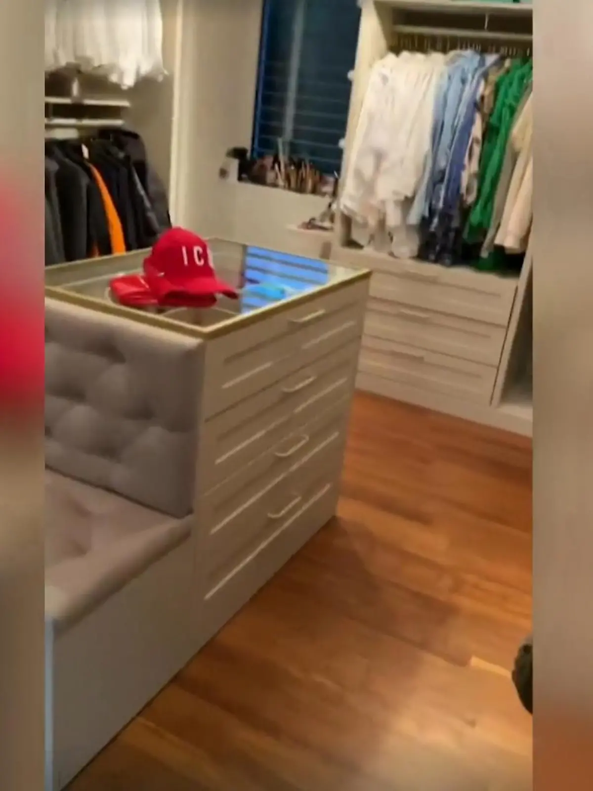Bild zu: "Amira Pocher zeigt XXL-Kleiderschrank"