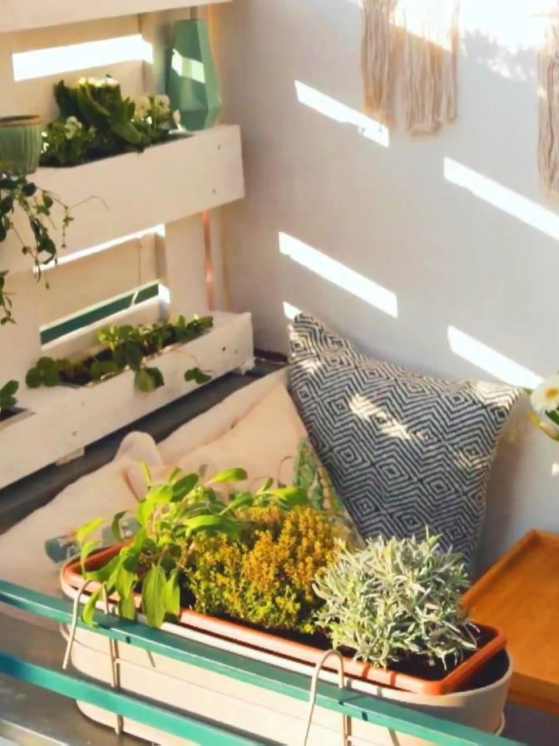 Wie holt man den Balkon jetzt am besten aus dem Winterschlaf? Und was kann man tun, um aus einem kleinen, ungemütlichen Balkon das Beste herauszuholen? RTL-Reporterin Ellie Lorscheid hat sich ans Projekt Balkon gewagt: Wie sie ihren kleinen Balkon mit einfachen Mitteln in ein gemütliches Frühlingsparadies verwandeln konnte, zeigen wir im Video.