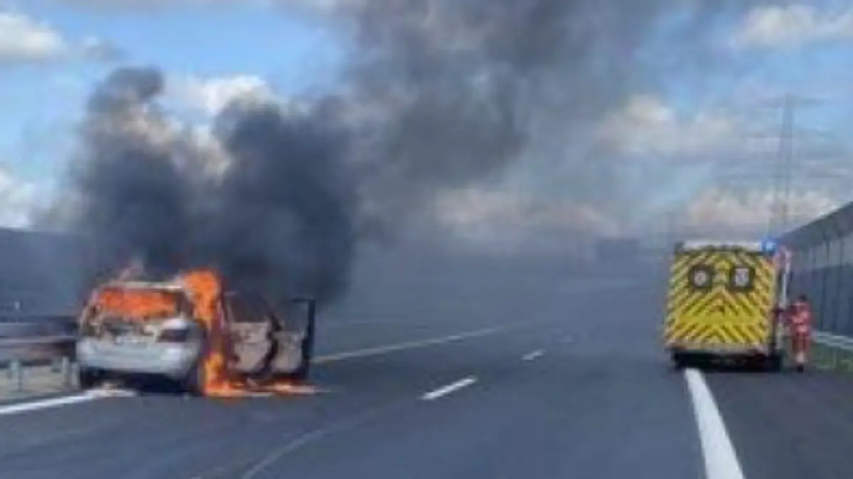 Das Fahrzeug brannte vollständig aus.