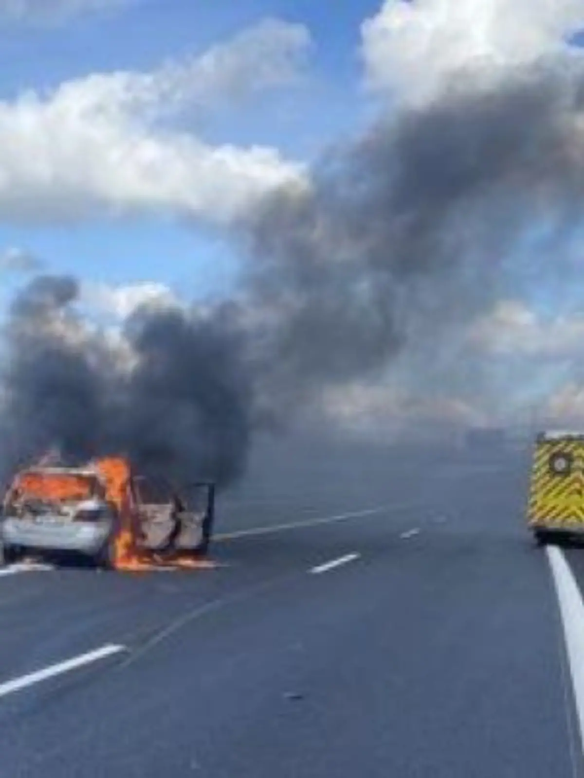 Das Fahrzeug brannte vollständig aus.