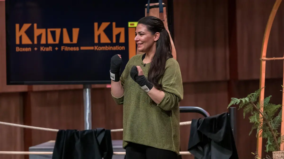 Lena Ahmadi Khouki aus Dortmund präsentiert mit "Khou Khii" Boxsäcke aus Kork. Sie erhofft sich ein Investment von 50.000 Euro für 20 Prozent der Anteile an ihrem Unternehmen. Die Verwendung des sendungsbezogenen Materials ist nur mit dem Hinweis und Verlinkung auf TVNOW gestattet.