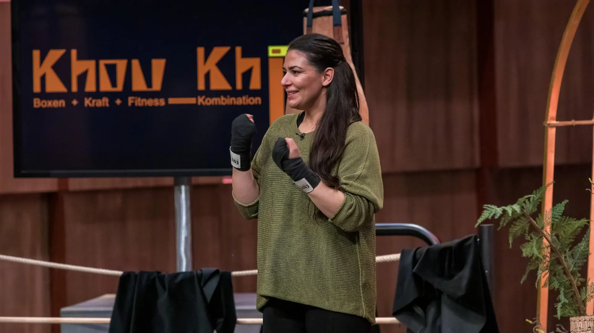 Lena Ahmadi Khouki aus Dortmund präsentiert mit "Khou Khii" Boxsäcke aus Kork. Sie erhofft sich ein Investment von 50.000 Euro für 20 Prozent der Anteile an ihrem Unternehmen. Die Verwendung des sendungsbezogenen Materials ist nur mit dem Hinweis und Verlinkung auf TVNOW gestattet.