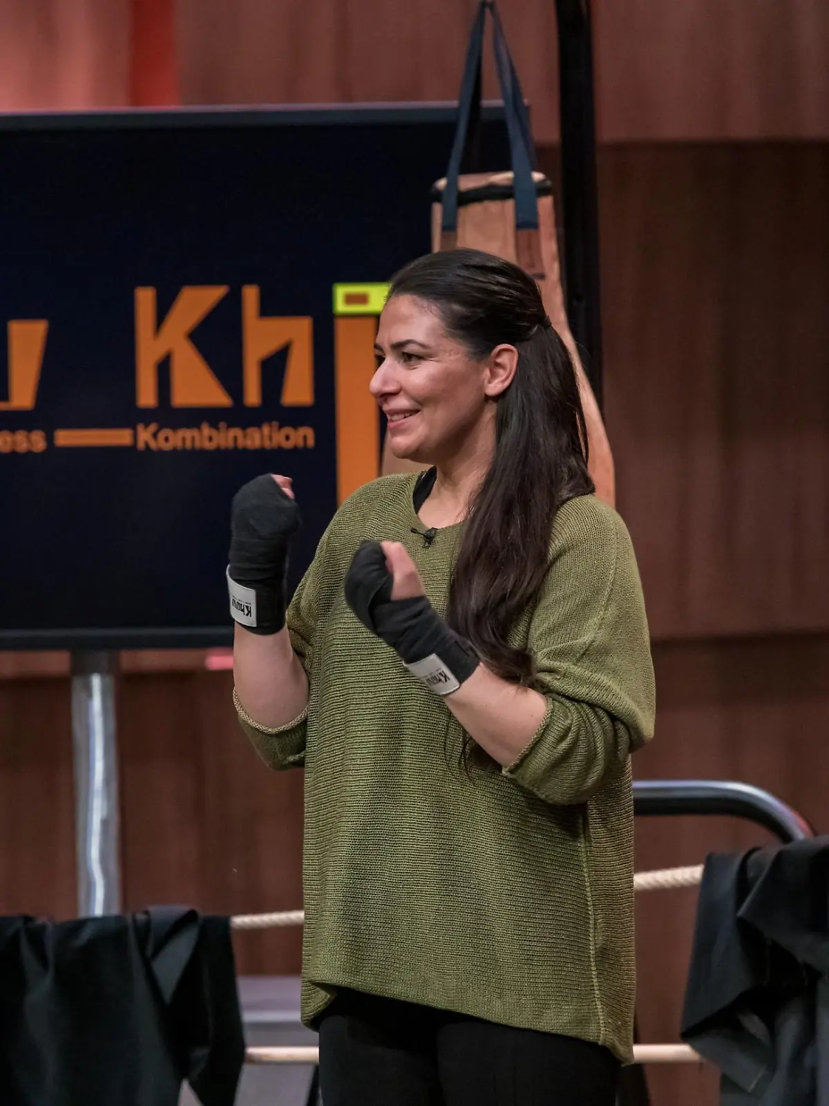  Lena Ahmadi Khouki aus Dortmund präsentiert mit "Khou Khii" Boxsäcke aus Kork. Sie erhofft sich ein Investment von 50.000 Euro für 20 Prozent der Anteile an ihrem  Unternehmen.  Die Verwendung des sendungsbezogenen Materials ist nur mit dem Hinweis und Verlinkung auf TVNOW gestattet.