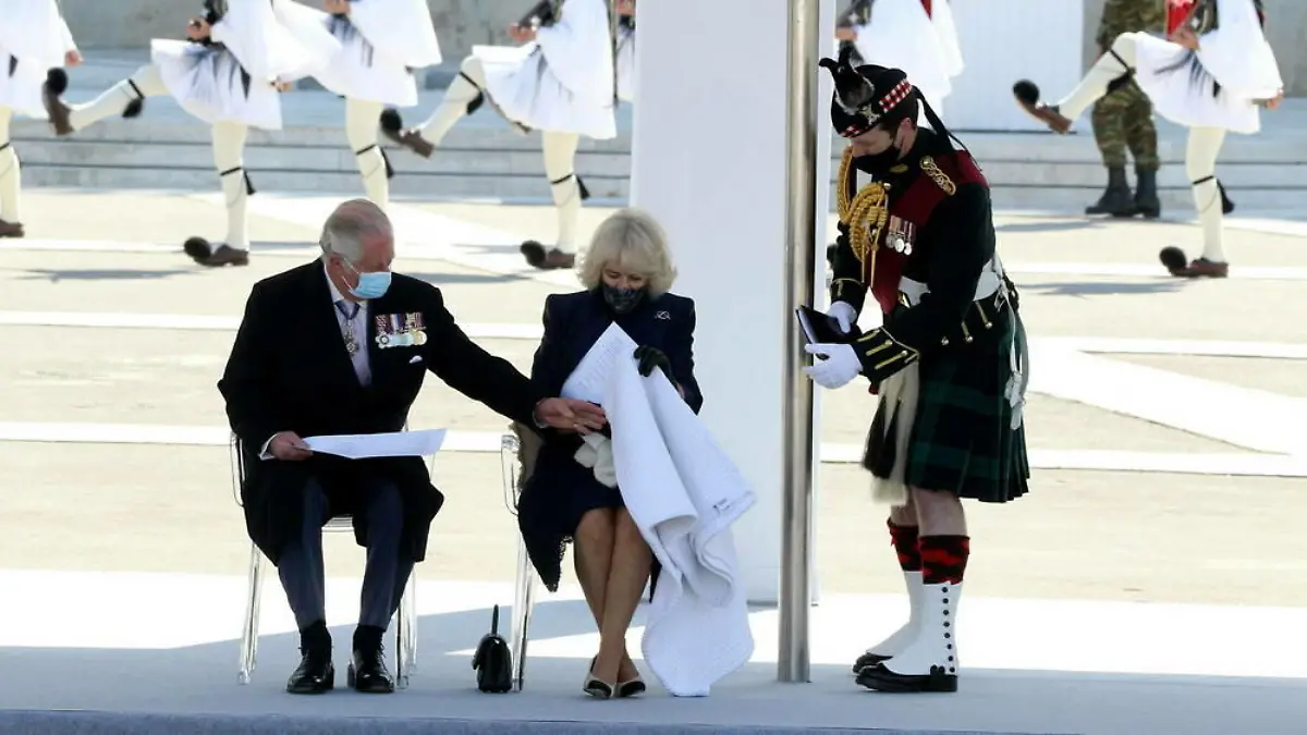So liebevoll kümmert sich Prinz Charles um seine Camilla