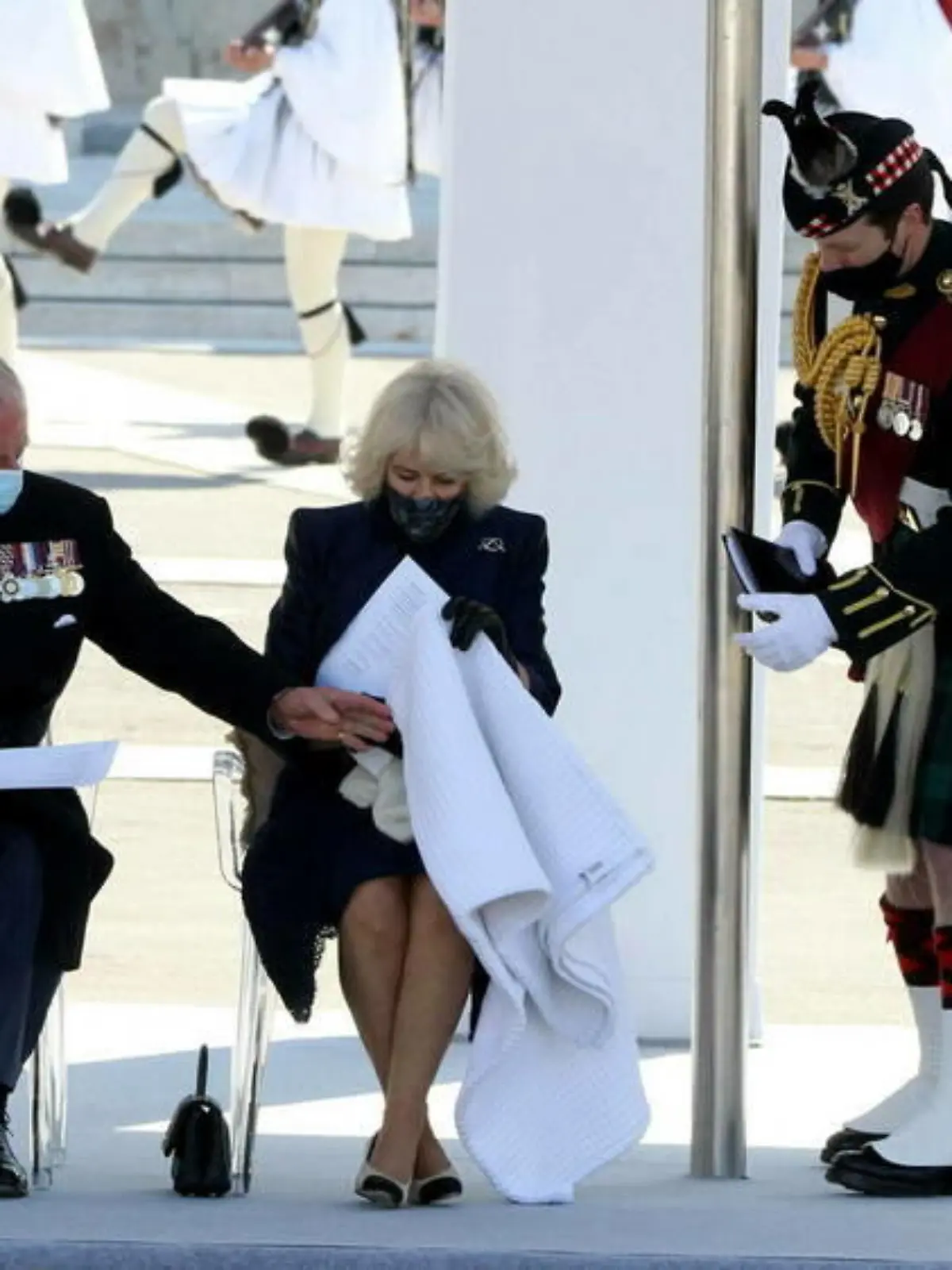 So liebevoll kümmert sich Prinz Charles um seine Camilla