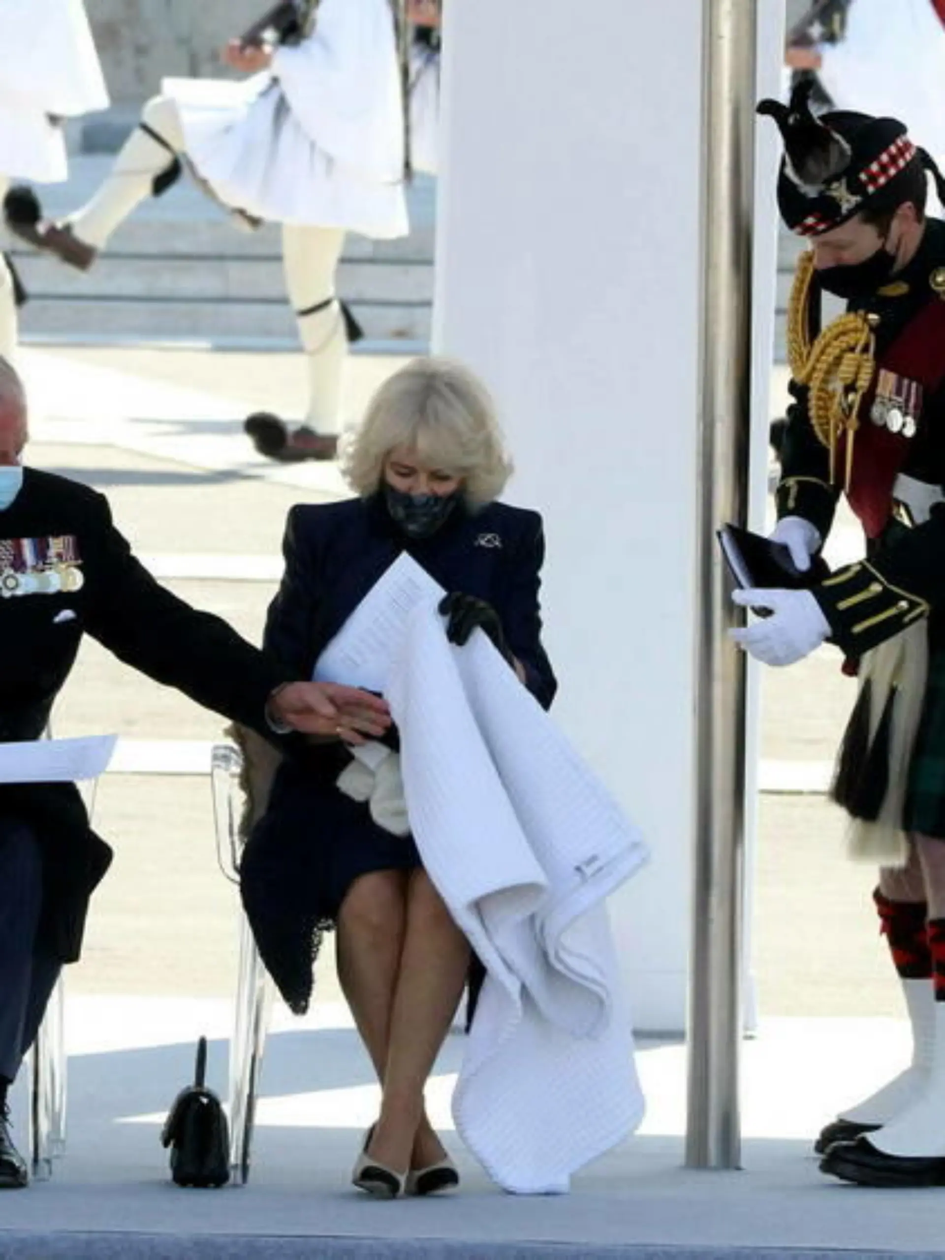 So liebevoll kümmert sich Prinz Charles um seine Camilla
