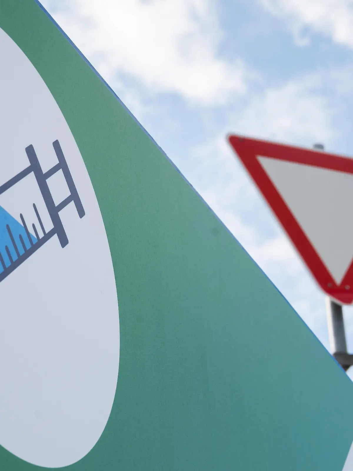 26.02.2021, Niedersachsen, Hannover: Ein Schild mit einer Spritze hängt an der Zufahrt zum Impfzentrum auf dem Messegelände. Foto: Julian Stratenschulte/dpa +++ dpa-Bildfunk +++