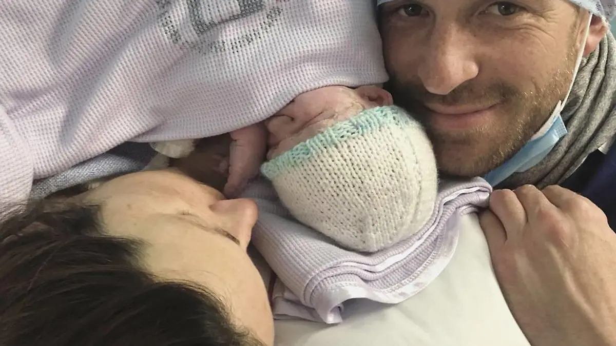 Tina Higginsons mit Baby und Ehemann Carl Owen im Krankenhaus