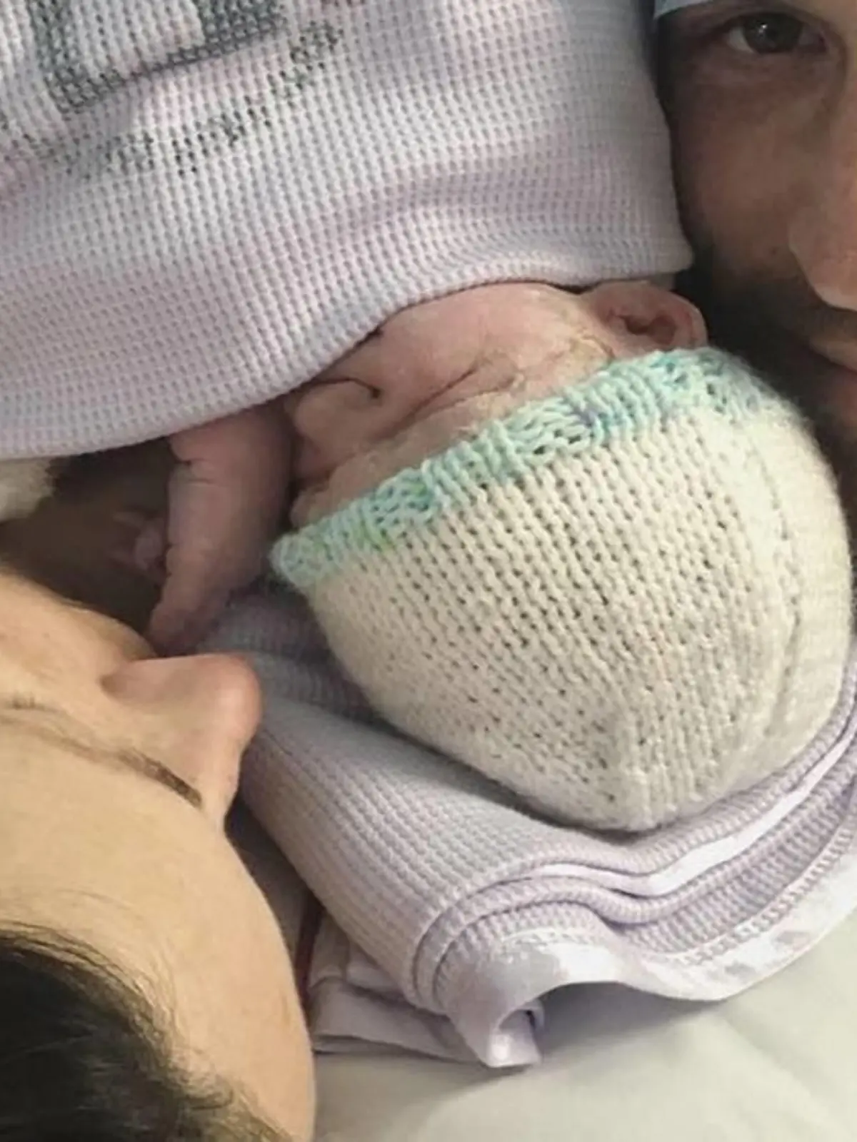 Tina Higginsons mit Baby und Ehemann Carl Owen im Krankenhaus