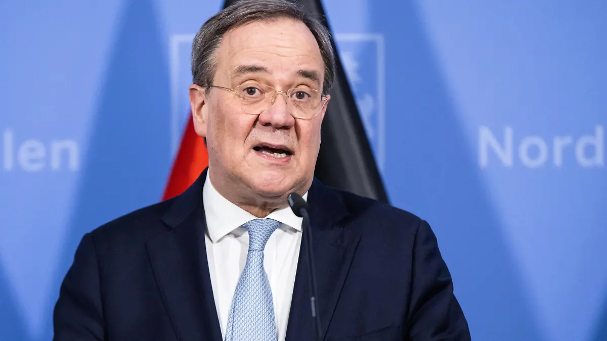  Coronavirus - Landesregierung NRW Armin Laschet CDU, Ministerpräsident von Nordrhein-Westfalen, spricht bei einer Pressekonferenz. Nach den Beratungen von Bundeskanzlerin Merkel mit den Ministerpräsidenten erläuterte Laschet die Position des Landes Nordrhein-Westfalen. Düsseldorf Nordrhein-Westfalen Deutschland *** Coronavirus NRW State Government Armin Laschet CDU , Minister President of North Rhine Westphalia, speaks at a press conference Following Chancellor Merkels consultations with the Minister Presidents, Laschet explained the position of the State of North Rhine Westphalia Düsseldorf North Rhine Westphalia Germany Poolfoto dpa ,EDITORIAL USE ONLY