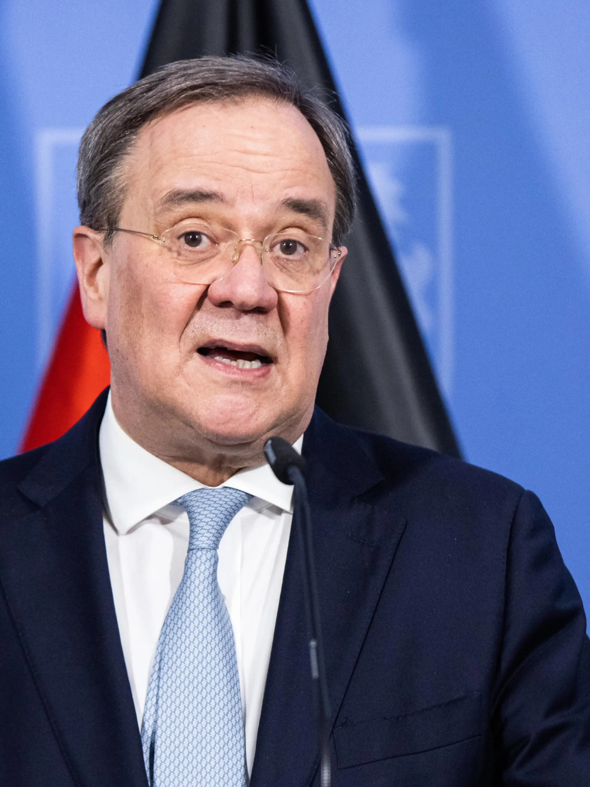  Coronavirus - Landesregierung NRW Armin Laschet CDU, Ministerpräsident von Nordrhein-Westfalen, spricht bei einer Pressekonferenz. Nach den Beratungen von Bundeskanzlerin Merkel mit den Ministerpräsidenten erläuterte Laschet die Position des Landes Nordrhein-Westfalen. Düsseldorf Nordrhein-Westfalen Deutschland *** Coronavirus NRW State Government Armin Laschet CDU , Minister President of North Rhine Westphalia, speaks at a press conference Following Chancellor Merkels consultations with the Minister Presidents, Laschet explained the position of the State of North Rhine Westphalia Düsseldorf North Rhine Westphalia Germany Poolfoto dpa ,EDITORIAL USE ONLY