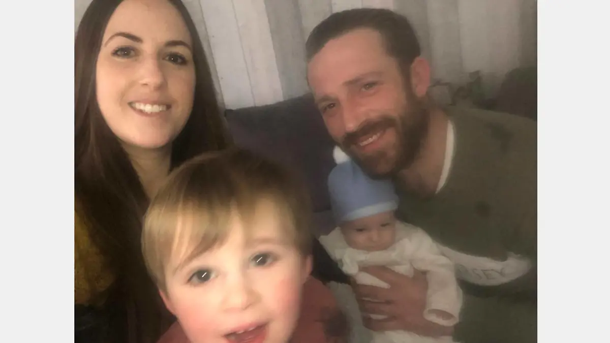 Tina Higginson mit ihren Söhnen Orion und Lucian sowie Papa Carl Owen.