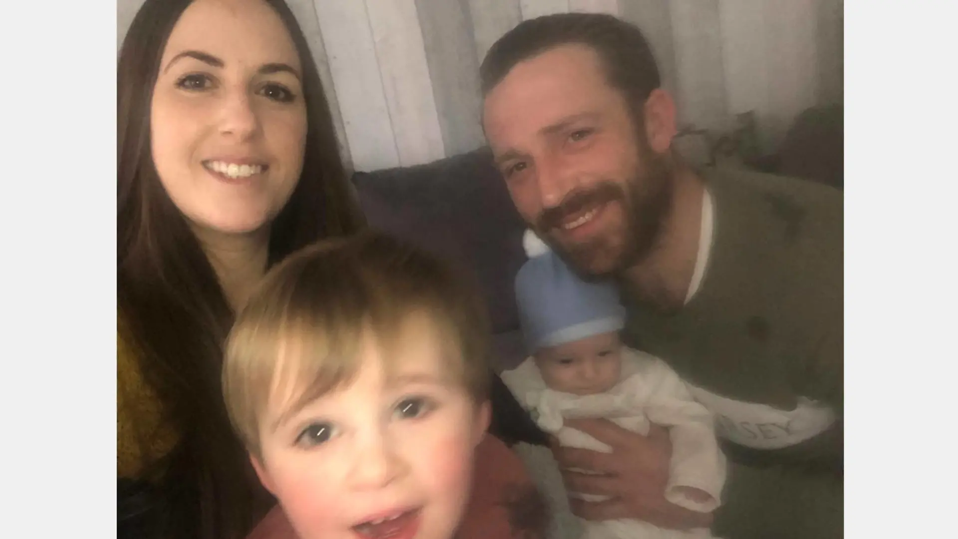 Tina Higginson mit ihren Söhnen Orion und Lucian sowie Papa Carl Owen.