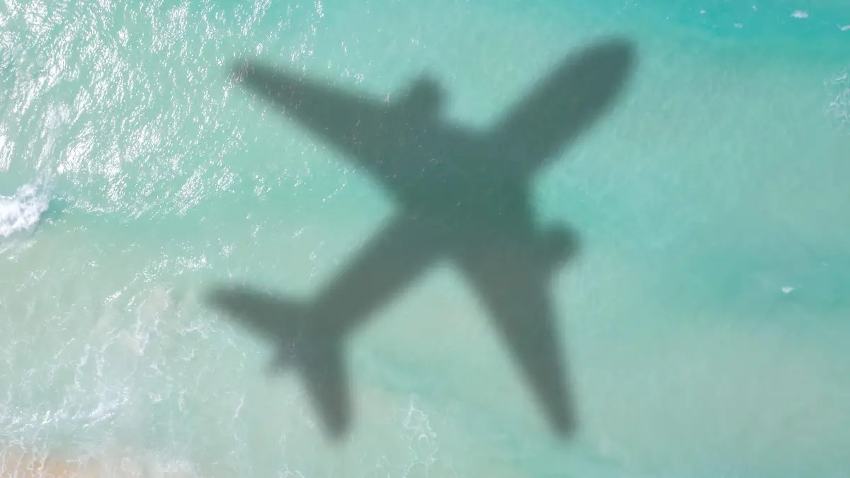 Symbolbild Urlaub Meer Reise reisen Flugzeug fliegen Luftbild Flugreise *** symbol picture vacation sea journey travel airplane fly aerial photograph air travel 1084204281