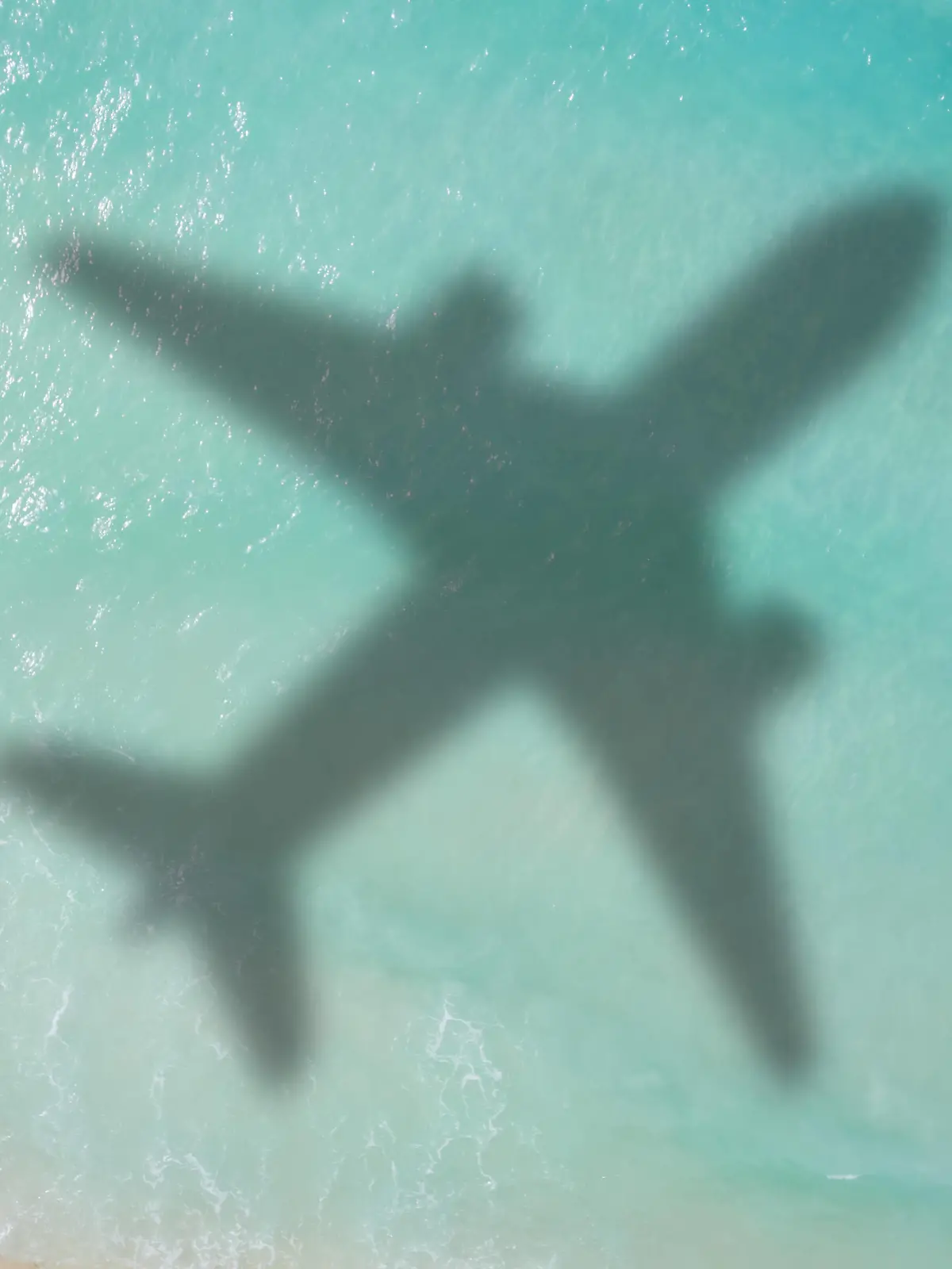 Symbolbild Urlaub Meer Reise reisen Flugzeug fliegen Luftbild Flugreise *** symbol picture vacation sea journey travel airplane fly aerial photograph air travel 1084204281 