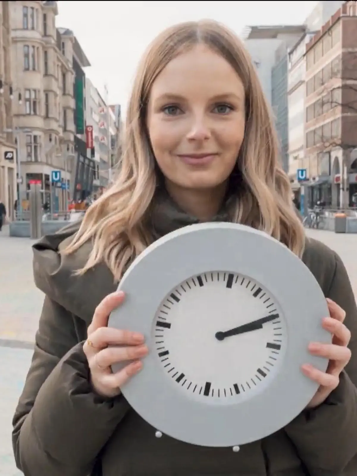 Für unsere Reporterin ticken die Uhren schon jetzt anders. Denn sie stellt die Uhren vor der eigentlichen Zeitumstellung schon mal um. Welche Probleme die Zeitumstellung jedes Jahr mit sich bringt.