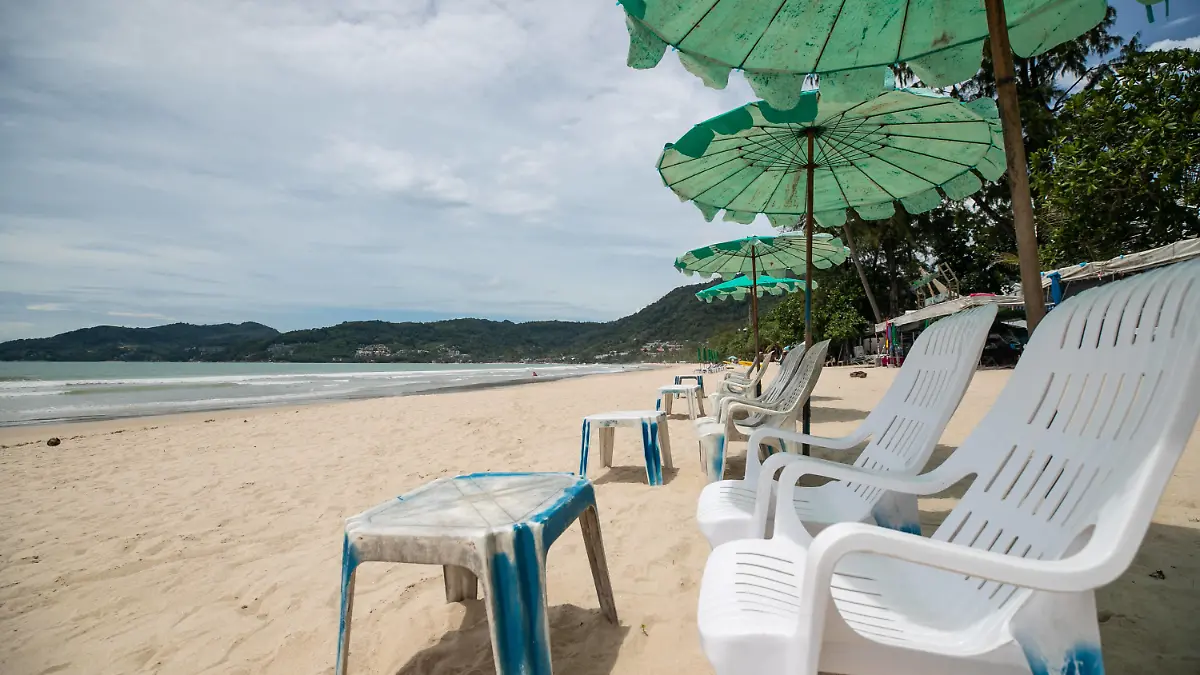 200929 -- BANGKOK, Sept. 29, 2020 -- Photo taken on Sept. 13, 2020 shows an empty beach in Phuket, Thailand. Thailand s Center for COVID-19 Situation Administration CCSA on Monday said it will allow more categories of foreigners into the country from October onwards. THAILAND-PHUKET-COVID-19-FOREIGNERS-ENTRANCE ZhangxKeren PUBLICATIONxNOTxINxCHN