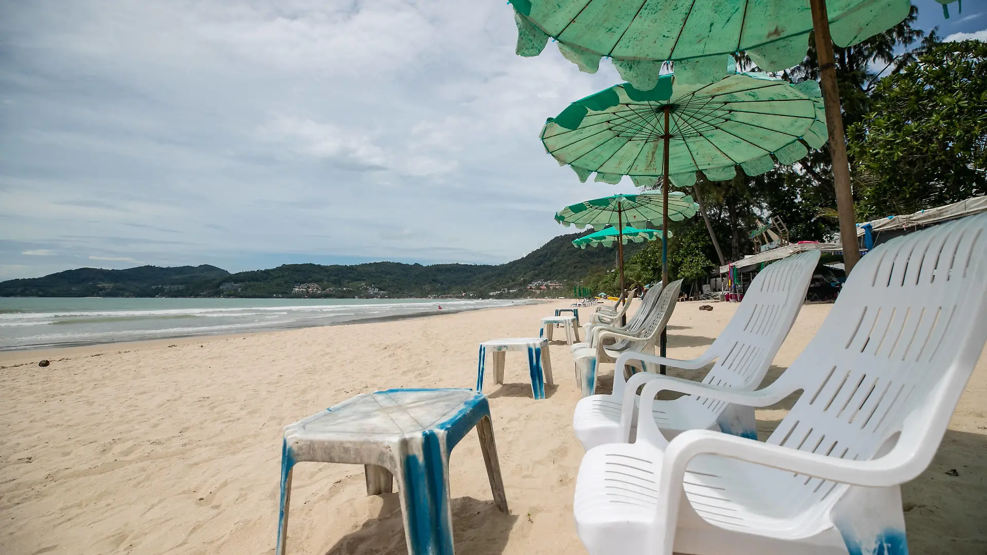 200929 -- BANGKOK, Sept. 29, 2020 -- Photo taken on Sept. 13, 2020 shows an empty beach in Phuket, Thailand. Thailand s Center for COVID-19 Situation Administration CCSA on Monday said it will allow more categories of foreigners into the country from October onwards. THAILAND-PHUKET-COVID-19-FOREIGNERS-ENTRANCE ZhangxKeren PUBLICATIONxNOTxINxCHN