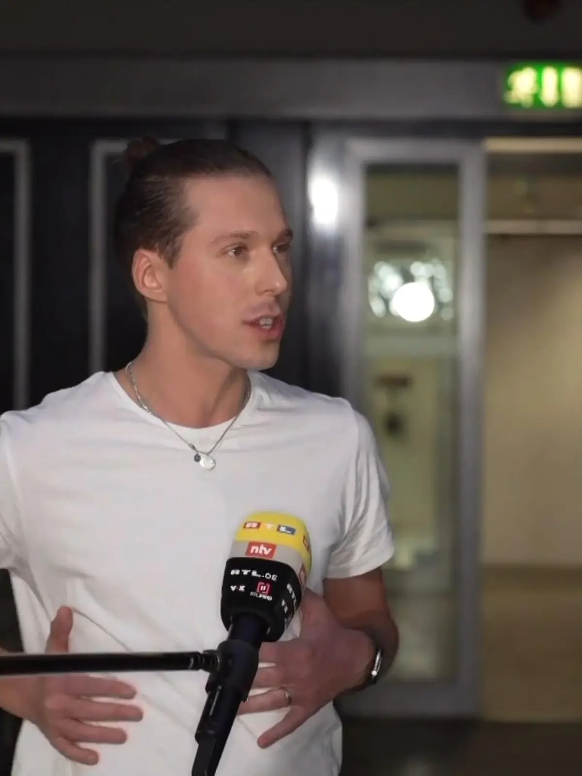 Bild zu: "Wie geht's Valentina Pahdes verletzter Rippe?"