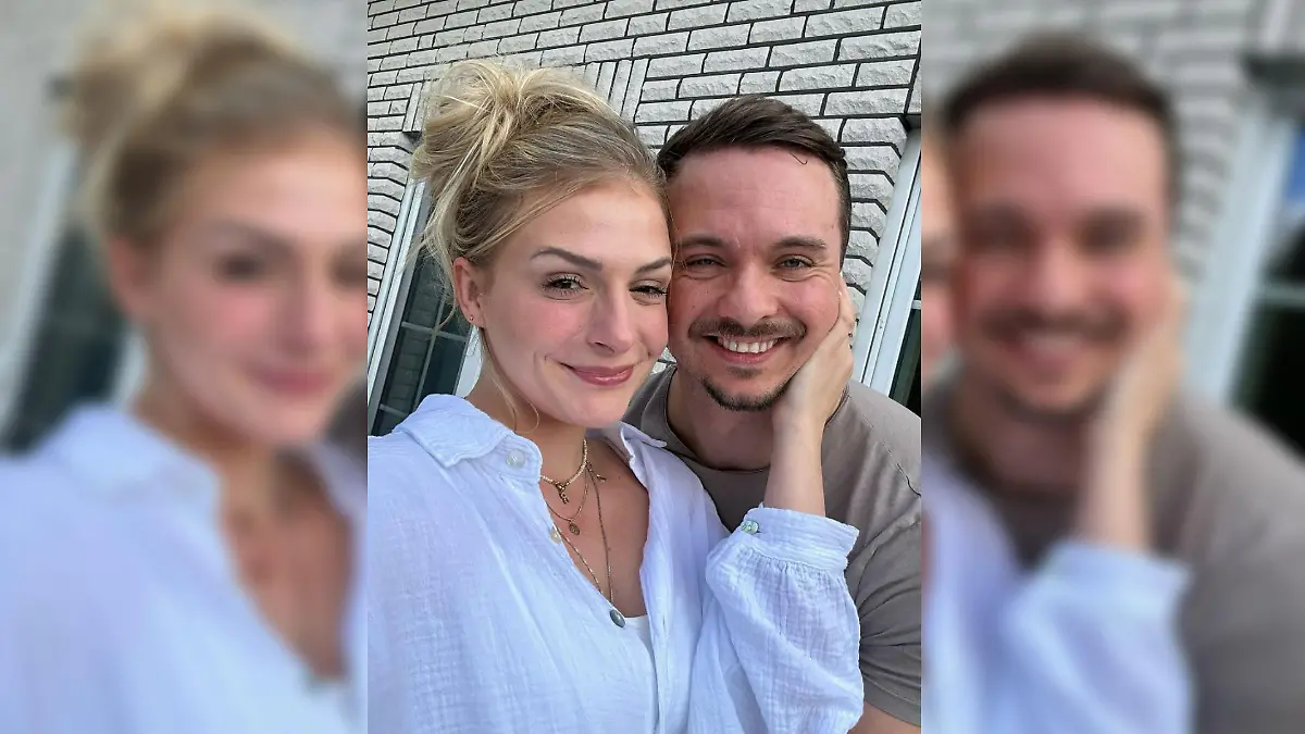 Selfie von Healthy Mandy und FitnessOskar, auf dem beide in die Kamera lächeln. Mandy fasst mit ihrer Hand an Oskars Wange.