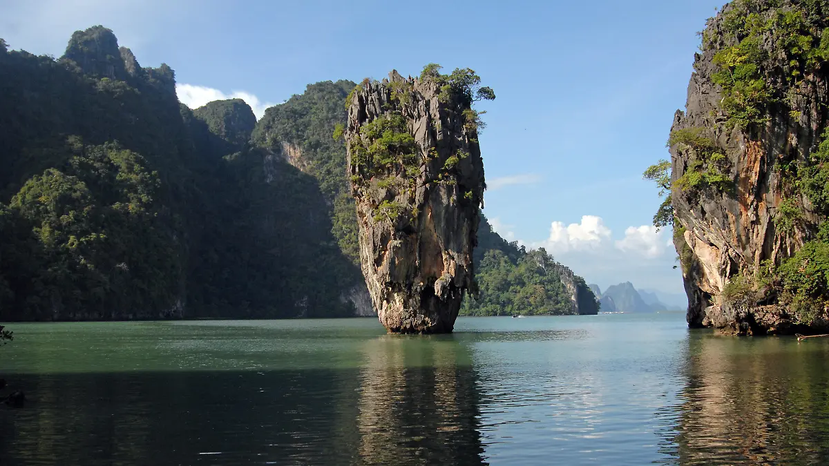 Dramatic limestone cliffs. James Bond Island in the Phang Nga National Park. Phuket, Thailand. PUBLICATIONxNOTxINxUAExKSAxQATxLIBxKUWxOMAxBRN Copyright: xSylviexVanxRoey/phocalxMediax PM-SV10416