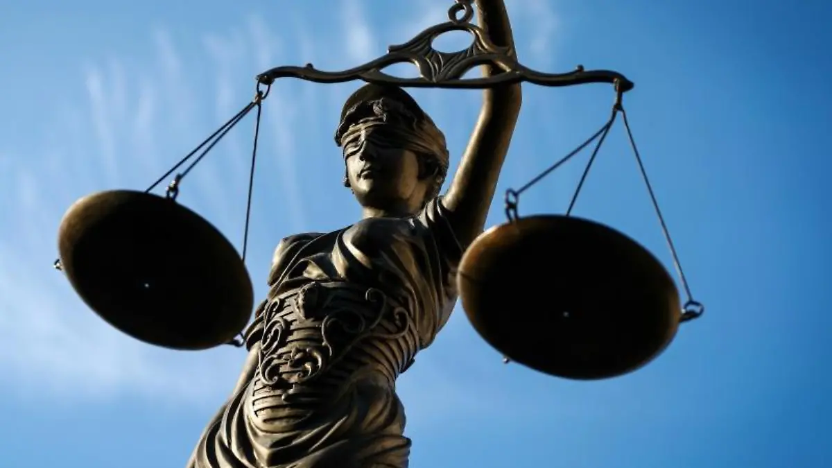 Eine Statue der Justitia