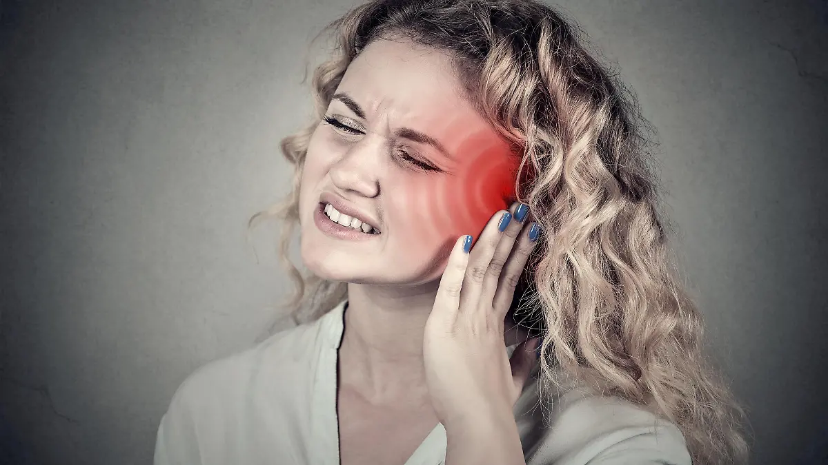 Frau mit Tinnitus