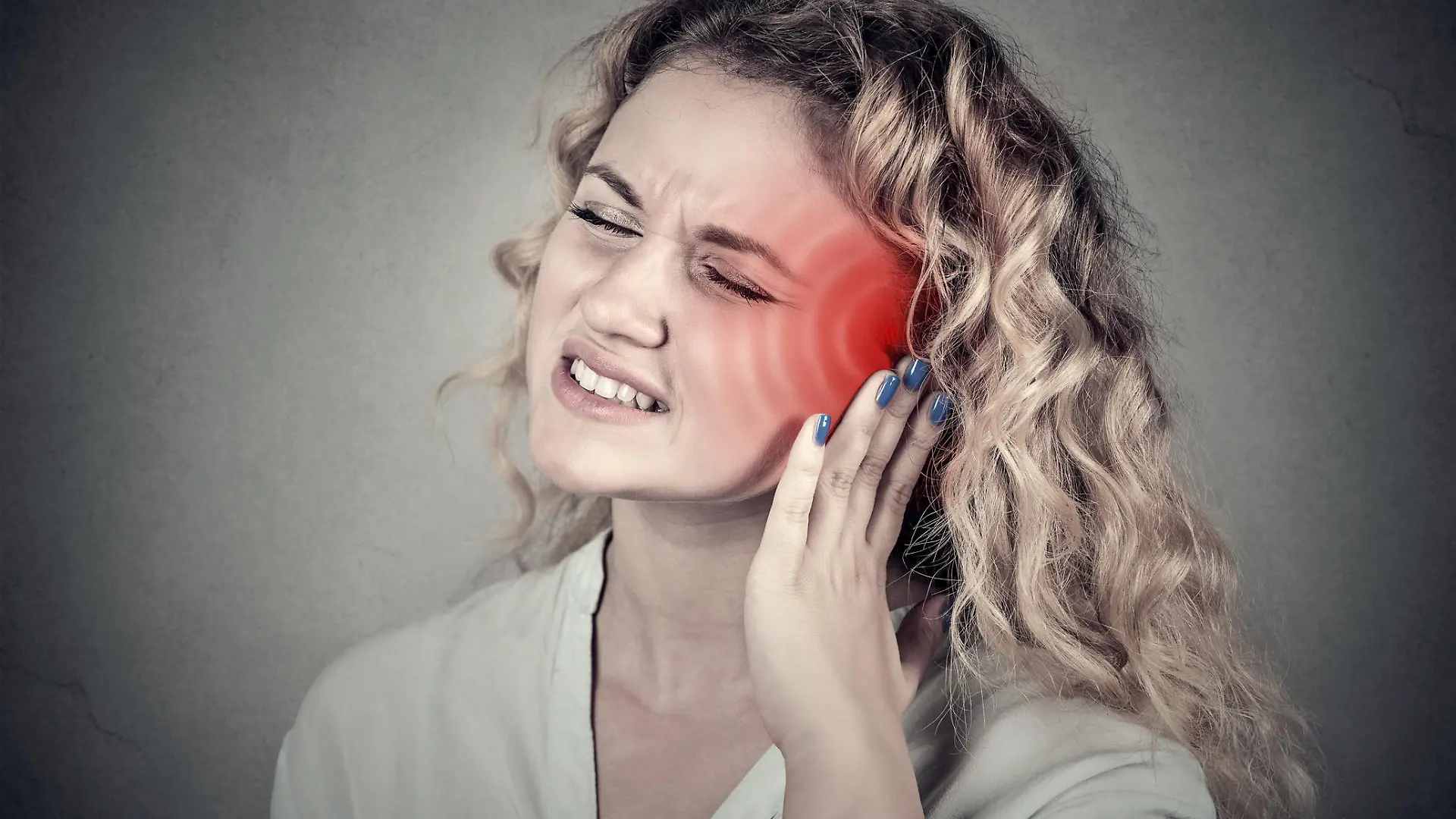 Frau mit Tinnitus
