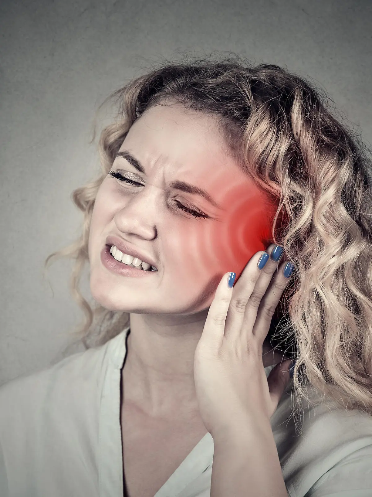 Frau mit Tinnitus