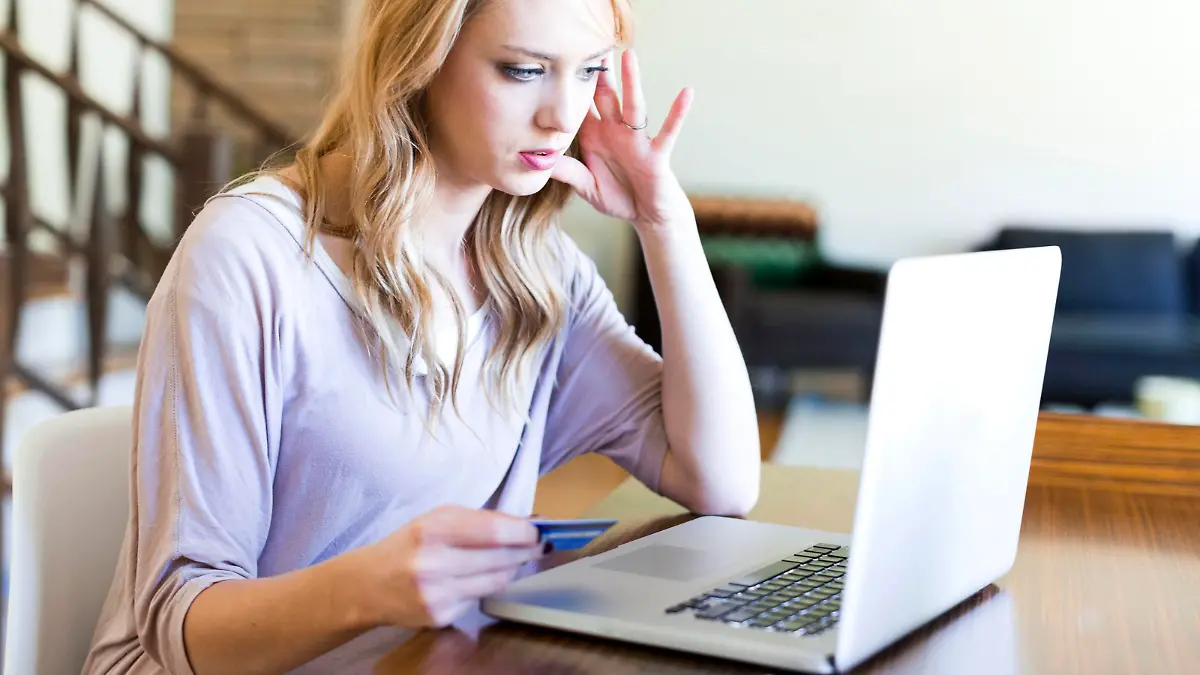 Young woman using laptop at table Keine Weitergabe an Drittverwerter.
