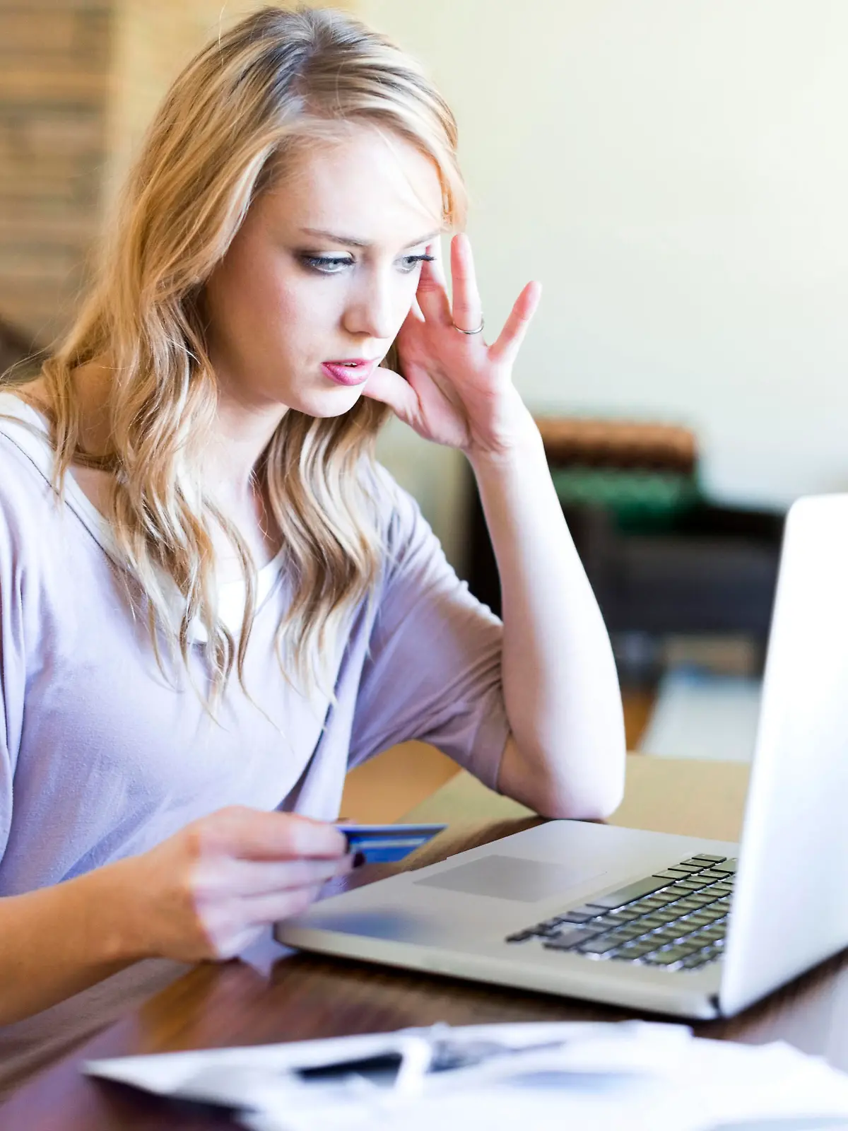 Young woman using laptop at table Keine Weitergabe an Drittverwerter.