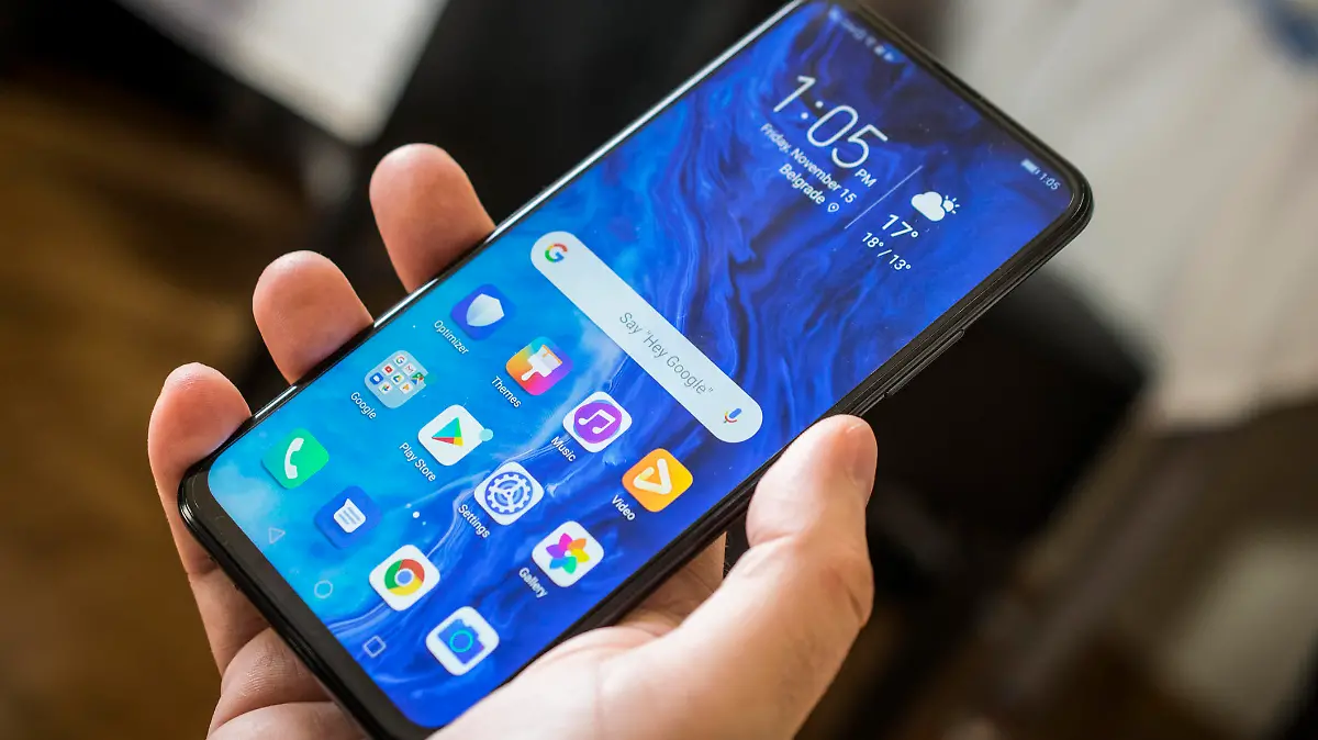 Mann hält Android-Smartphone in der Hand