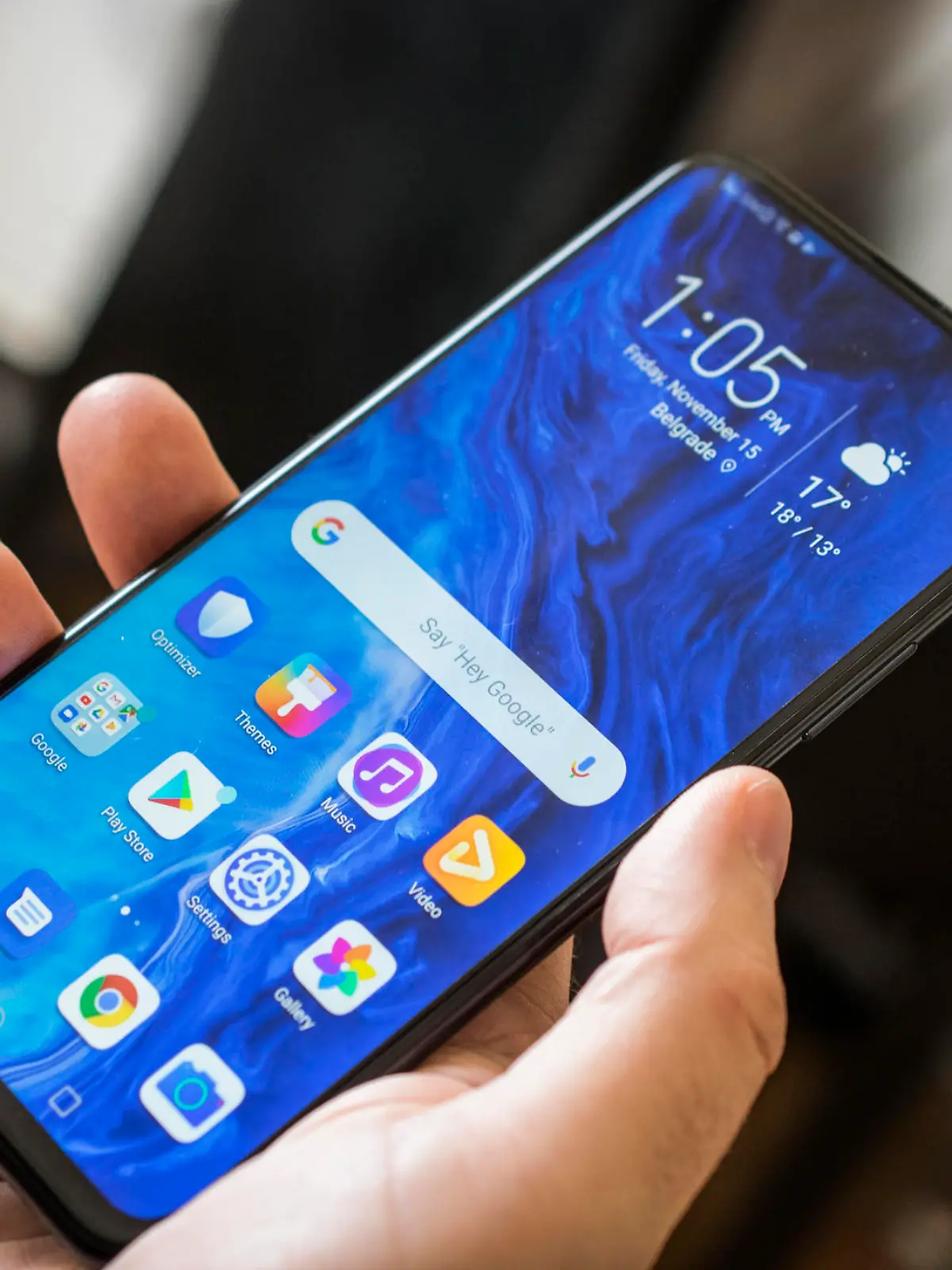 Mann hält Android-Smartphone in der Hand