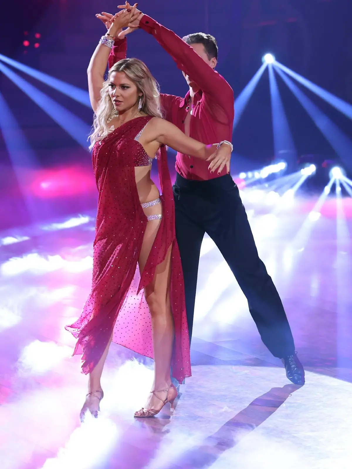 Valentina Pahde tanzt seit der ersten "Let's Dance"-Woche mit gebrochener Rippe, wie Valentin Lusin im "Let's Dance"-Livestream erklärt.