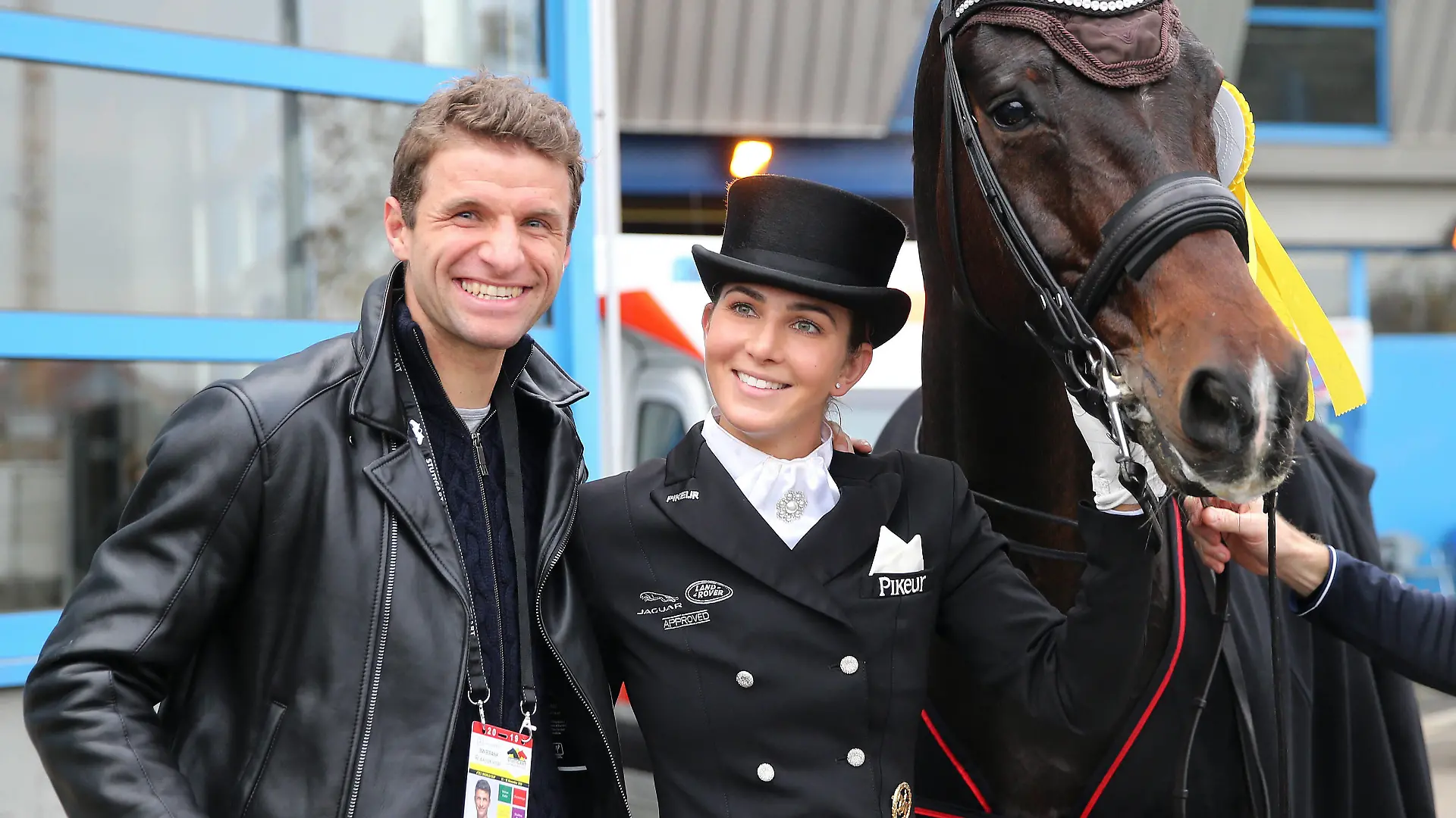 Reiten German Masters 2019 Deutschland, Stuttgart, 16.11.2019, Reiten, German Masters 2019 in Stuttgart: Lisa Müller auf Gut Wettlkam s Stand By Me Old mit Ehemann Thomas Müller FC Bayern München. *** Riding German Masters 2019 Germany, Stuttgart, 16 11 2019, Riding, German Masters 2019 in Stuttgart Lisa Müller on Gut Wettlkam s Stand By Me Old with husband Thomas Müller FC Bayern München