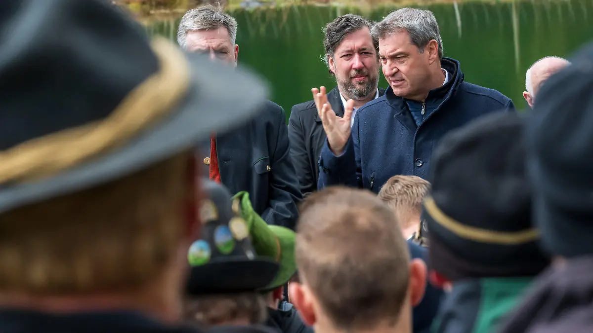 26.04.2023, Bayern, Oberaudorf: Markus Söder, (CSU) Ministerpräsident von Bayern, nimmt vor Ort an einem Termin wegen der Schafrisse durch einen Bären in der grenznahen Bergregion teil. Hinter Söder steht Matthias Bernhardt, Bürgermeister von Oberaudorf. Vorgesehen sind auch Gespräche mit Tourismusvertretern, Jägern und Kommunalpolitikern. Foto: Peter Kneffel/dpa +++ dpa-Bildfunk +++
