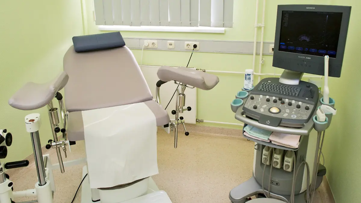 Ein Untersuchungszimmer der Abteilung Gynäkologie und Geburtshilfe am 27.02.2014 im Kreiskrankenhaus Uckermark in Prenzlau (Brandenburg). Foto: Patrick Pleul