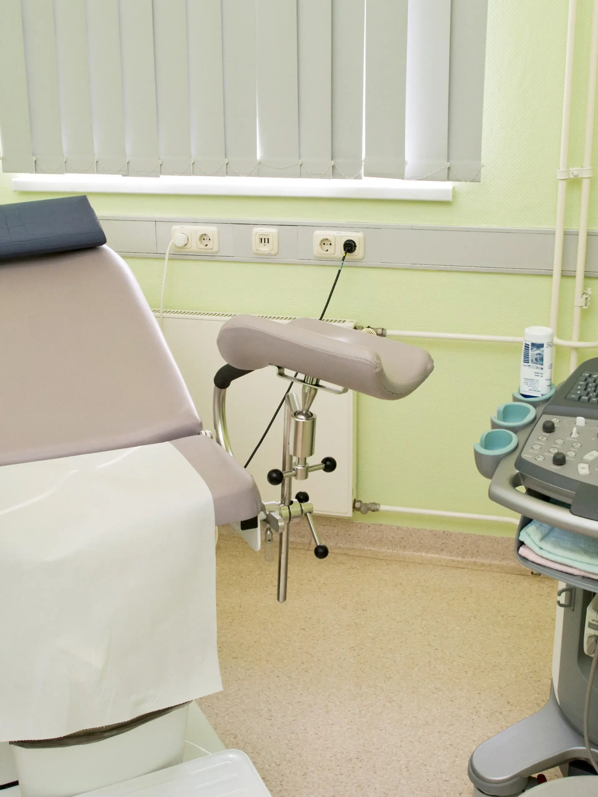 Ein Untersuchungszimmer der Abteilung Gynäkologie und Geburtshilfe am 27.02.2014 im Kreiskrankenhaus Uckermark in Prenzlau (Brandenburg). Foto: Patrick Pleul