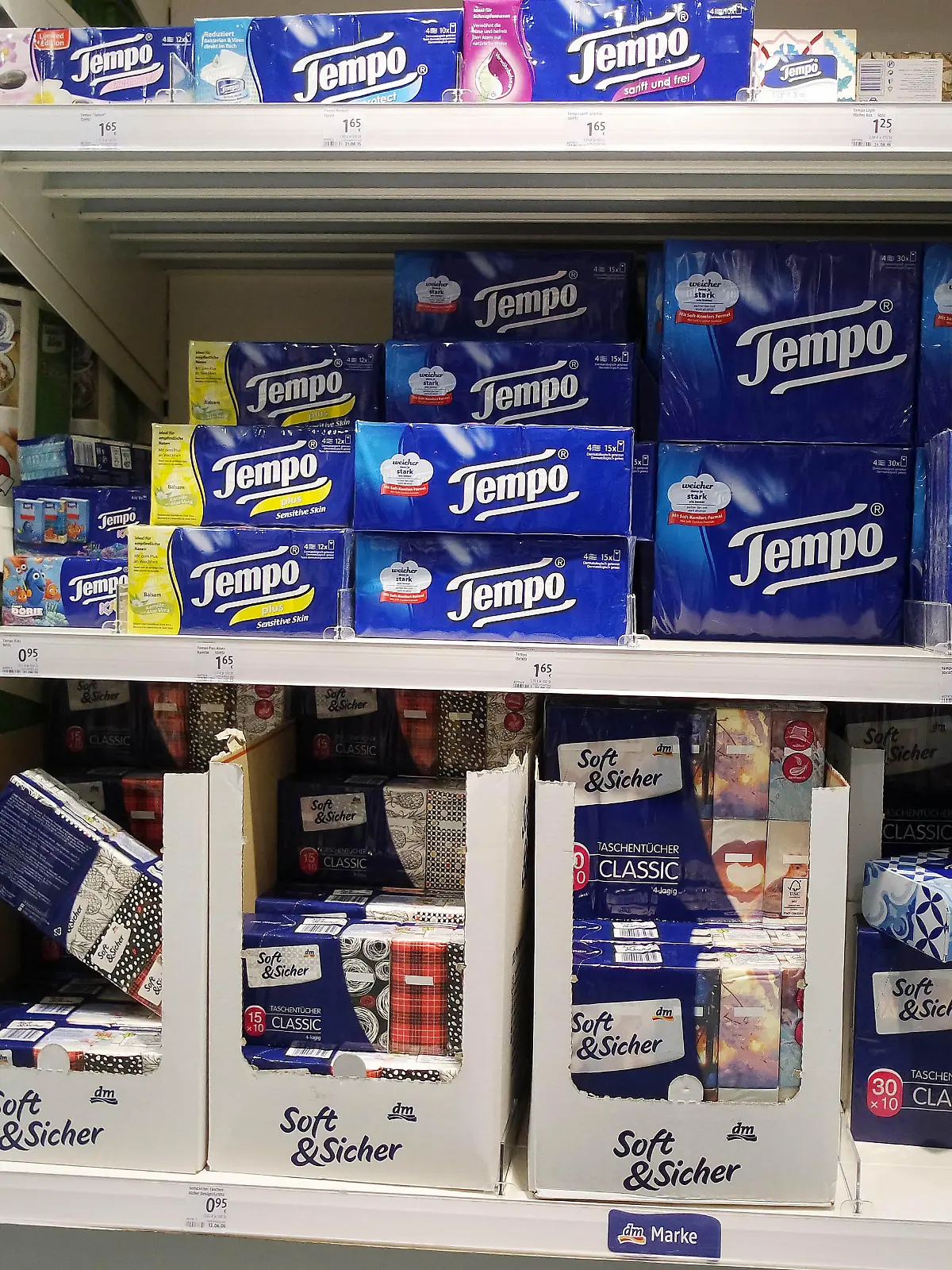 Düsseldorf, Deutschland, Internationaler Flughafen. Tempo Papiertaschentücher in einem DM - Markt in Düsseldorf am 07.01.2017 Foto: Norbert Schmidt, Düsseldorf