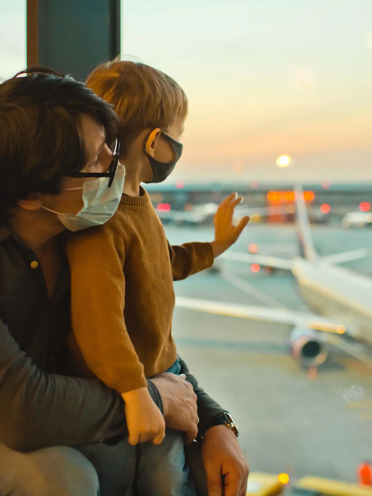 Vater mit Sohn am Flughafen