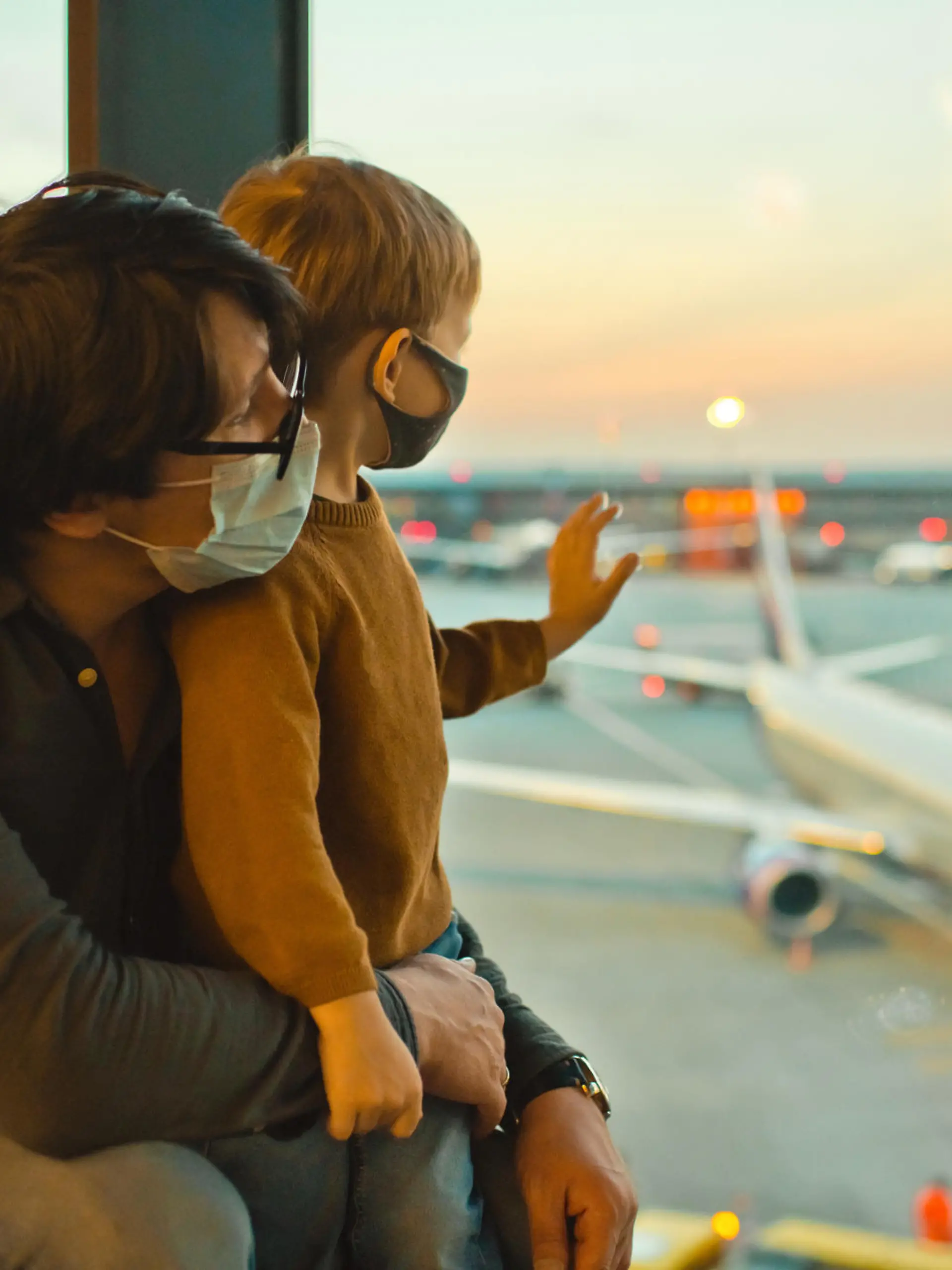 Vater mit Sohn am Flughafen