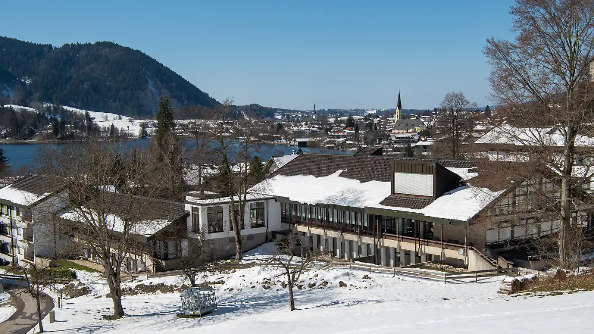 24.03.2021, Bayern, Schliersee: Die ·Seniorenresidenz Schliersee". Die Staatsanwaltschaft München II ermittelt wegen Körperverletzungsdelikten bei 88 Bewohnern und prüft 17 Todesfälle. (zu dpa Vernachlässigt und unterernährt? Ermittlungen in Heim) Foto: Peter Kneffel/dpa +++ dpa-Bildfunk +++