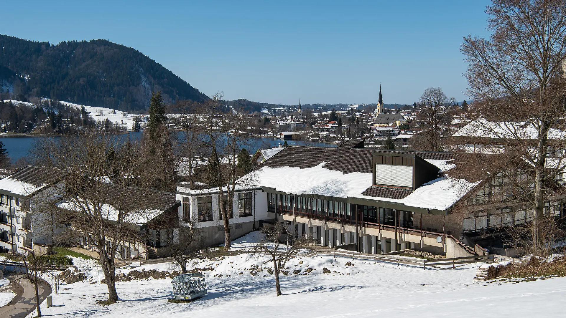 24.03.2021, Bayern, Schliersee: Die ·Seniorenresidenz Schliersee". Die Staatsanwaltschaft München II ermittelt wegen Körperverletzungsdelikten bei 88 Bewohnern und prüft 17 Todesfälle. (zu dpa Vernachlässigt und unterernährt? Ermittlungen in Heim) Foto: Peter Kneffel/dpa +++ dpa-Bildfunk +++