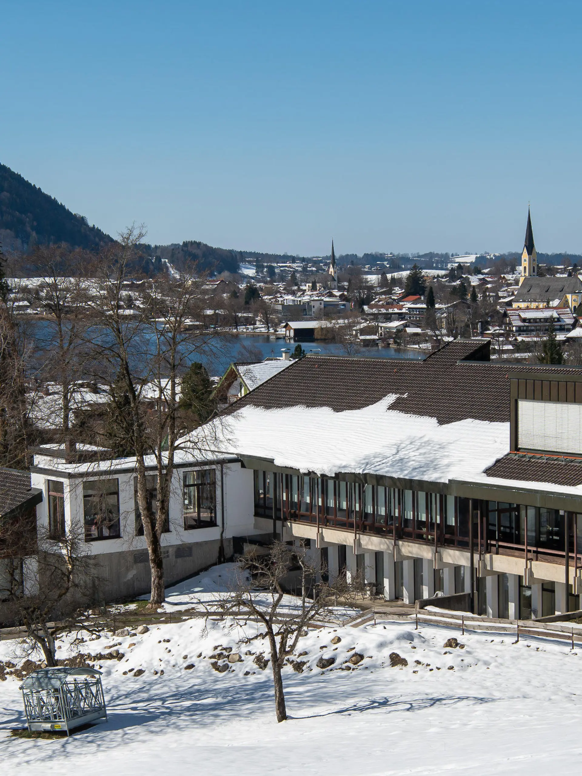 24.03.2021, Bayern, Schliersee: Die ·Seniorenresidenz Schliersee". Die Staatsanwaltschaft München II ermittelt wegen Körperverletzungsdelikten bei 88 Bewohnern und prüft 17 Todesfälle. (zu dpa Vernachlässigt und unterernährt? Ermittlungen in Heim) Foto: Peter Kneffel/dpa +++ dpa-Bildfunk +++