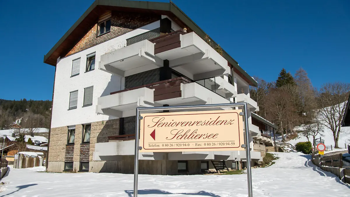 24.03.2021, Bayern, Schliersee: Ein Schild mit der Aufschrift ·Seniorenresidenz Schliersee· steht vor der Einrichtung in Oberbayern. Die Staatsanwaltschaft München II ermittelt wegen Körperverletzungsdelikten bei 88 Bewohnern und prüft 17 Todesfälle. (zu dpa Vernachlässigt und unterernährt? Ermittlungen in Heim) Foto: Peter Kneffel/dpa +++ dpa-Bildfunk +++